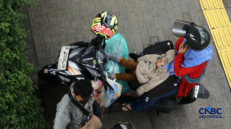 Sejumlah pemudik sepeda motor mulai memadati kawasan Jalan Raya Kalimalang, Jakarta Timur, Rabu (25/3/2026). (CNBC Indonesia/Tri Susilo)