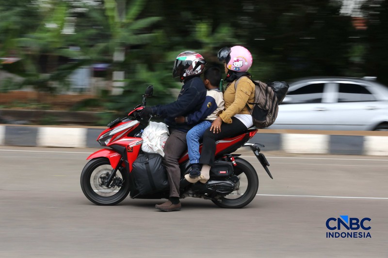 Sejumlah pemudik sepeda motor mulai memadati kawasan Jalan Raya Kalimalang, Jakarta Timur, Rabu (25/3/2026). (CNBC Indonesia/Tri Susilo)