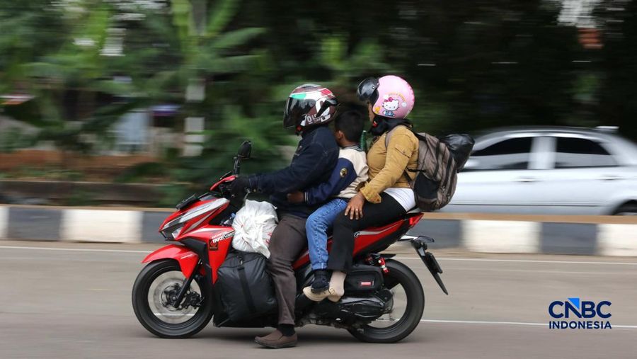 Sejumlah pemudik sepeda motor mulai memadati kawasan Jalan Raya Kalimalang, Jakarta Timur, Rabu (25/3/2026). (CNBC Indonesia/Tri Susilo)