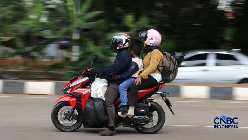 Sejumlah pemudik sepeda motor mulai memadati kawasan Jalan Raya Kalimalang, Jakarta Timur, Rabu (25/3/2026). (CNBC Indonesia/Tri Susilo)