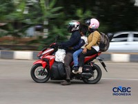Pemudik Motor Nekat Balik ke DKI Berboncengan 3 Sampai Bawa Oleh-oleh