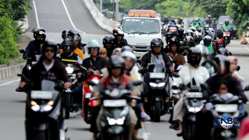 Sejumlah pemudik sepeda motor mulai memadati kawasan Jalan Raya Kalimalang, Jakarta Timur, Rabu (25/3/2026). (CNBC Indonesia/Tri Susilo)