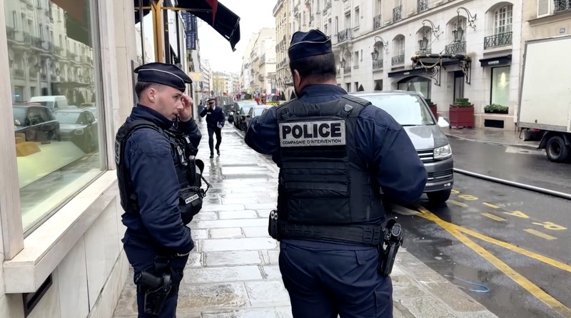 Petugas pemadam kebakaran Prancis bekerja di jalan setelah kebakaran terjadi di ruang bawah tanah Hotel Bristol bintang lima di Paris, Prancis, 25 Maret 2026. (REUTERS/Stephanie Lecocq)