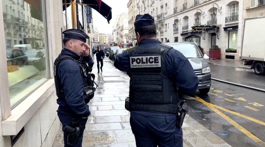 Petugas pemadam kebakaran Prancis bekerja di jalan setelah kebakaran terjadi di ruang bawah tanah Hotel Bristol bintang lima di Paris, Prancis, 25 Maret 2026. (REUTERS/Stephanie Lecocq)