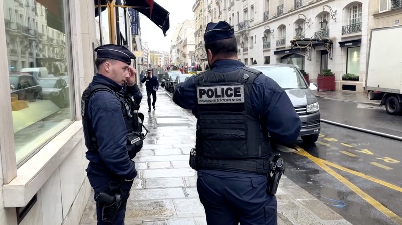 Petugas pemadam kebakaran Prancis bekerja di jalan setelah kebakaran terjadi di ruang bawah tanah Hotel Bristol bintang lima di Paris, Prancis, 25 Maret 2026. (REUTERS/Stephanie Lecocq)