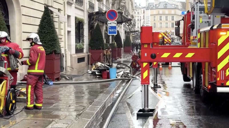 Petugas pemadam kebakaran Prancis bekerja di jalan setelah kebakaran terjadi di ruang bawah tanah Hotel Bristol bintang lima di Paris, Prancis, 25 Maret 2026. (REUTERS/Stephanie Lecocq)