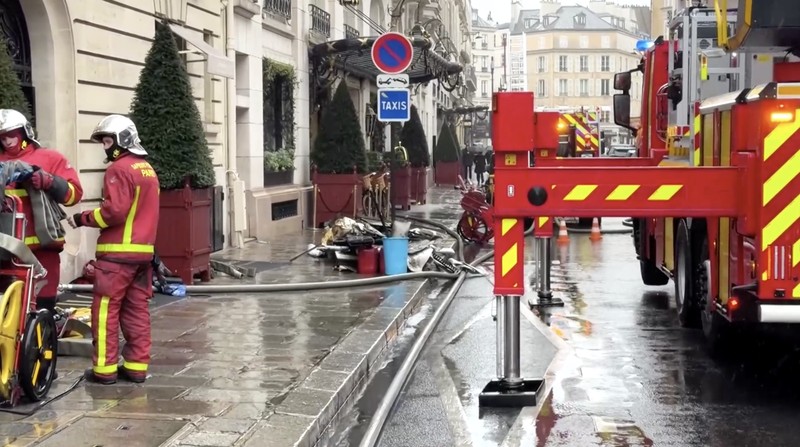 Petugas pemadam kebakaran Prancis bekerja di jalan setelah kebakaran terjadi di ruang bawah tanah Hotel Bristol bintang lima di Paris, Prancis, 25 Maret 2026. (REUTERS/Stephanie Lecocq)
