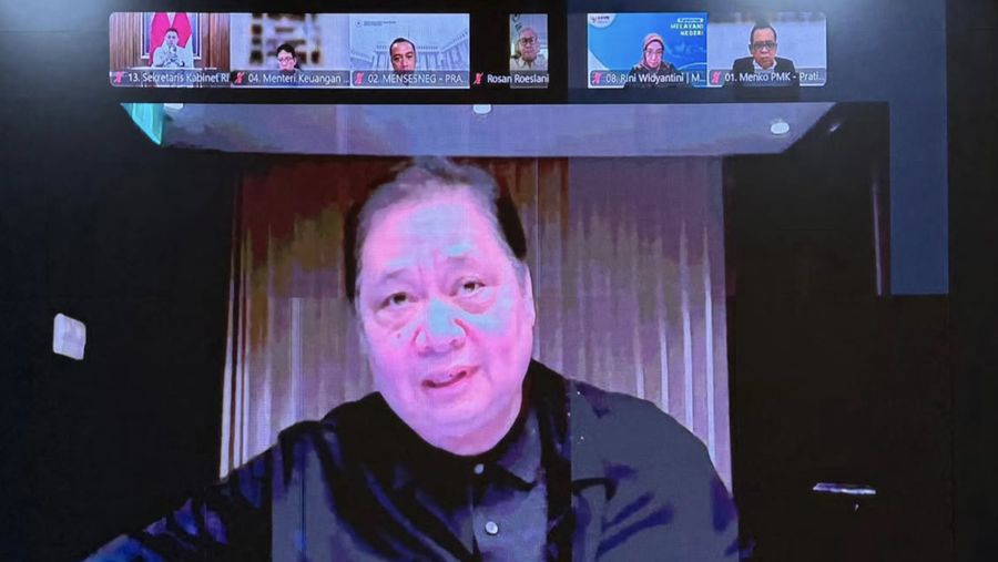 Seskab Teddy Indra Wijaya mengikuti rapat koordinasi lintas K/L yang dipimpin oleh Menko Perekonomian Airlangga Hartarto secara virtual melalui Zoom terkait rencana kebijakan penyesuaian kembali energi dan beberapa kebijakan ekonomi. (Instagram/Sekretariat.Kabinet)