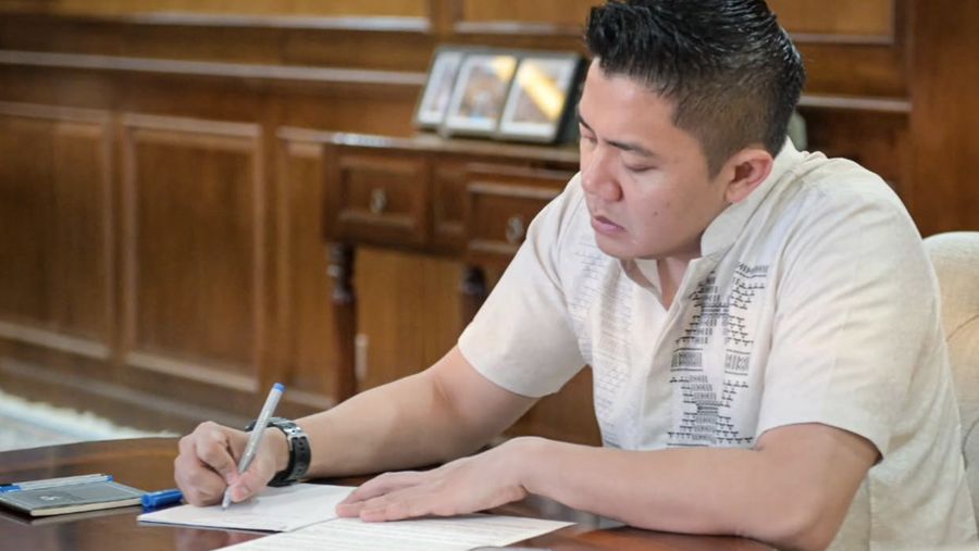 Seskab Teddy Indra Wijaya mengikuti rapat koordinasi lintas K/L yang dipimpin oleh Menko Perekonomian Airlangga Hartarto secara virtual melalui Zoom terkait rencana kebijakan penyesuaian kembali energi dan beberapa kebijakan ekonomi. (Instagram/Sekretariat.Kabinet)