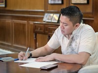 Seskab Teddy Sentil 'Inflasi Pengamat': 96 Juta Orang Percaya Prabowo