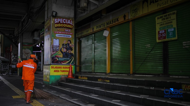 Suasana di Pasar Tanah Abang saat masa libur lebaran, Jakarta, Rabu (25/3/2026). Pasar Tanah Abang masih ditutup sementara sebagai bagian dari masa libur Lebaran 2026. (CNBC Indonesia/Faisal Rahman)
