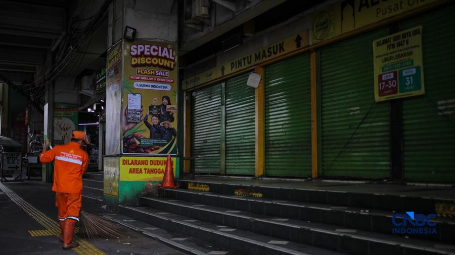 Suasana di Pasar Tanah Abang saat masa libur lebaran, Jakarta, Rabu (25/3/2026). Pasar Tanah Abang masih ditutup sementara sebagai bagian dari masa libur Lebaran 2026. (CNBC Indonesia/Faisal Rahman)