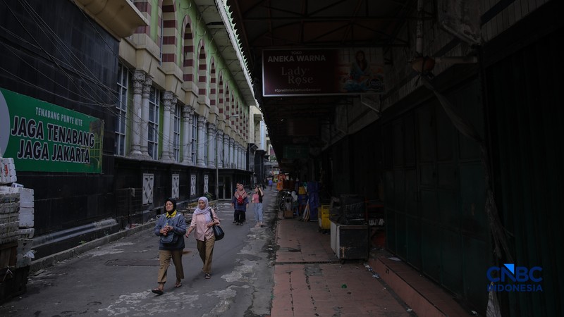 Suasana di Pasar Tanah Abang saat masa libur lebaran, Jakarta, Rabu (25/3/2026). Pasar Tanah Abang masih ditutup sementara sebagai bagian dari masa libur Lebaran 2026. (CNBC Indonesia/Faisal Rahman)