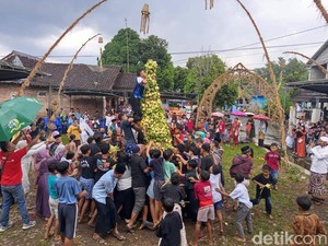 Meriahnya Grebek Ketupat Isi THR di Mertoyudan Magelang
