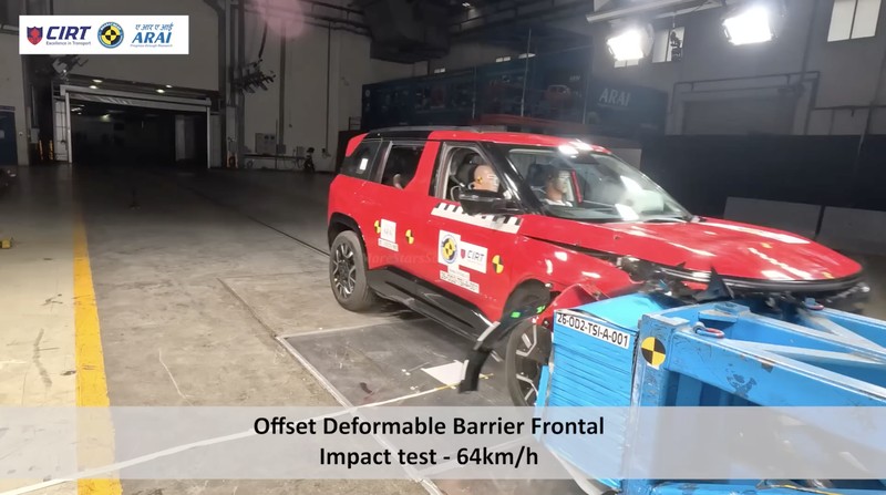 Tata Sierra raih bintang lima uji tabrak BNCAP di India dengan skor tinggi perlindungan dewasa dan anak, serta mencatat 100 ribu pemesanan dalam 2,5 bulan. (Tangkapan Layar Youtube/Bharat NCAP)