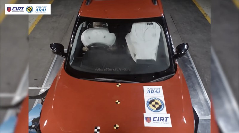 Tata Sierra raih bintang lima uji tabrak BNCAP di India dengan skor tinggi perlindungan dewasa dan anak, serta mencatat 100 ribu pemesanan dalam 2,5 bulan. (Tangkapan Layar Youtube/Bharat NCAP)