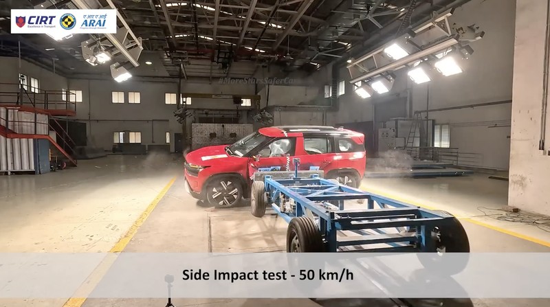 Tata Sierra raih bintang lima uji tabrak BNCAP di India dengan skor tinggi perlindungan dewasa dan anak, serta mencatat 100 ribu pemesanan dalam 2,5 bulan. (Tangkapan Layar Youtube/Bharat NCAP)