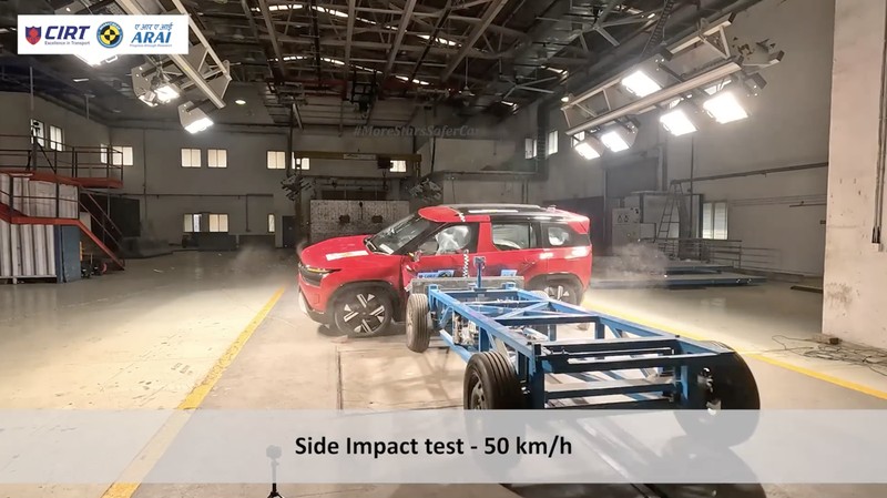 Tata Sierra raih bintang lima uji tabrak BNCAP di India dengan skor tinggi perlindungan dewasa dan anak, serta mencatat 100 ribu pemesanan dalam 2,5 bulan. (Tangkapan Layar Youtube/Bharat NCAP)