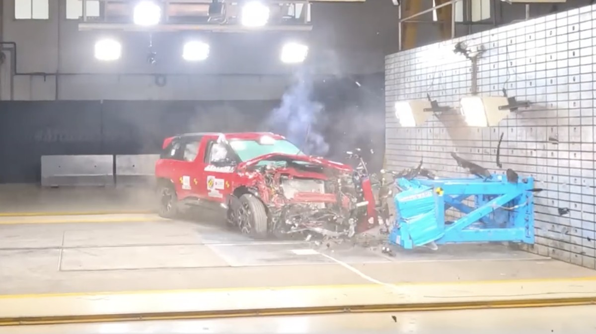 Penampakan Badan Depan SUV Rp200-an Juta Remuk Ditabrak Malah Dipuji