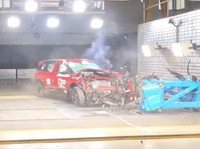 Penampakan Badan Depan SUV Rp200-an Juta Remuk Ditabrak Malah Dipuji