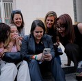 Amy Neville, ibu dari Alexander, Mary Rodee, ibu dari Riley Basford, Shelby Knox, pengacara Laura Marquez-Garrett, pengacara Lennon Torres, dan CEO Heat Initiative Sarah Gardner bereaksi di luar pengadilan setelah juri memutuskan Meta dan Google bers