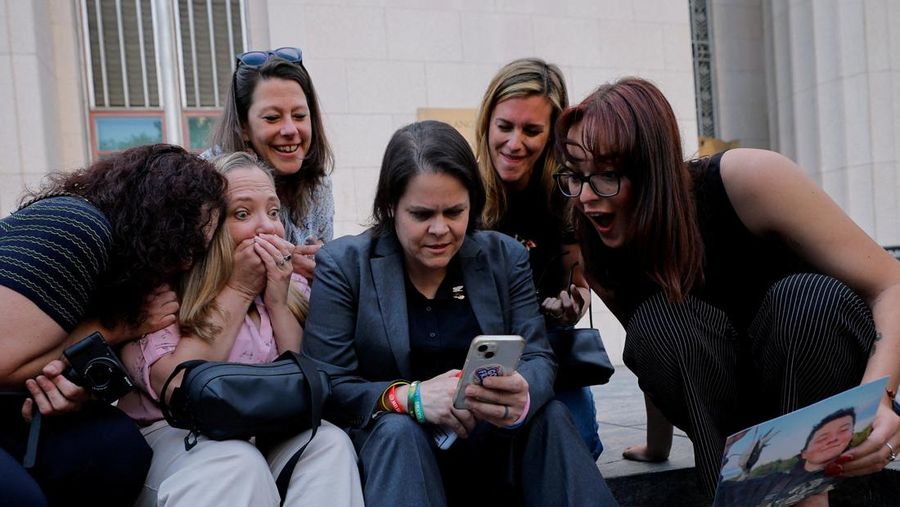 Amy Neville, ibu dari Alexander, Mary Rodee, ibu dari Riley Basford, Shelby Knox, pengacara Laura Marquez-Garrett, pengacara Lennon Torres, dan CEO Heat Initiative Sarah Gardner bereaksi di luar pengadilan setelah juri memutuskan Meta dan Google bers
