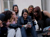 Amy Neville, ibu dari Alexander, Mary Rodee, ibu dari Riley Basford, Shelby Knox, pengacara Laura Marquez-Garrett, pengacara Lennon Torres, dan CEO Heat Initiative Sarah Gardner bereaksi di luar pengadilan setelah juri memutuskan Meta dan Google bers