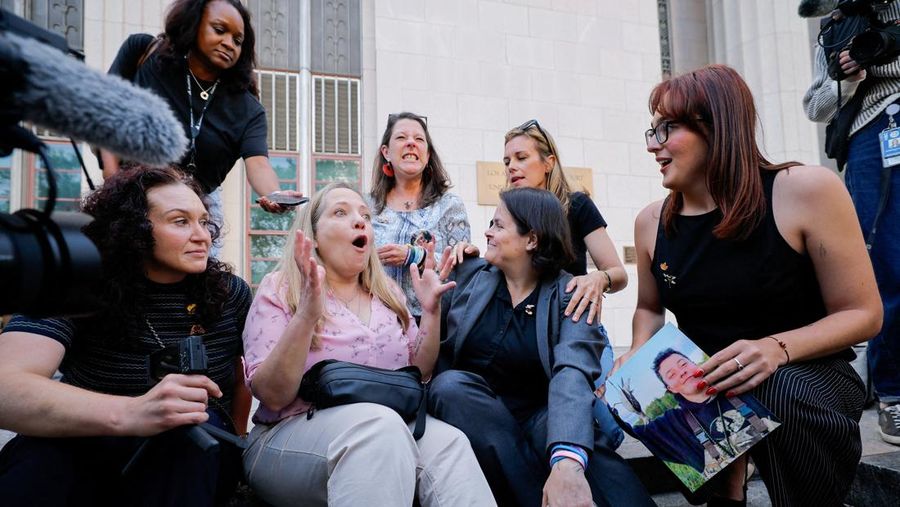 Amy Neville, ibu dari Alexander, Mary Rodee, ibu dari Riley Basford, Shelby Knox, pengacara Laura Marquez-Garrett, pengacara Lennon Torres, dan CEO Heat Initiative Sarah Gardner bereaksi di luar pengadilan setelah juri memutuskan Meta dan Google bersalah dalam kasus uji coba penting yang menuduh Meta dan YouTube milik Google membahayakan kesehatan mental anak-anak melalui platform media sosial yang adiktif, di Los Angeles, California, AS, 25 Maret 2026. (REUTERS/Mike Blake)