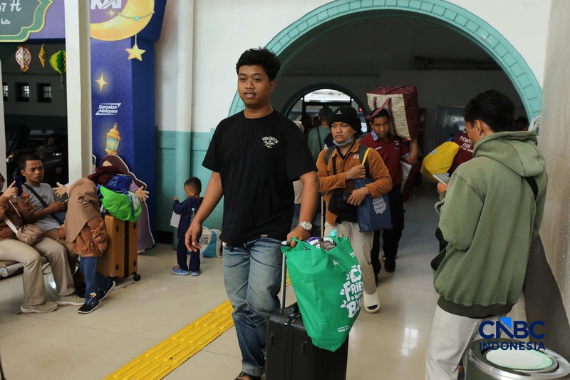 Arus balik Lebaran 2026 di Stasiun Pasar Senen, Jakarta Pusat, Kamis (26/3/2026) siang terpantau ramai. (CNBC Indonesia/Tri Susilo)