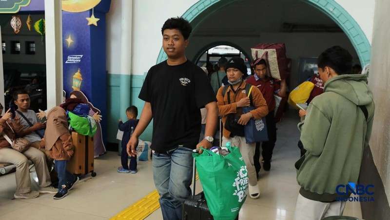 Arus balik Lebaran 2026 di Stasiun Pasar Senen, Jakarta Pusat, Kamis (26/3/2026) siang terpantau ramai. (CNBC Indonesia/Tri Susilo)