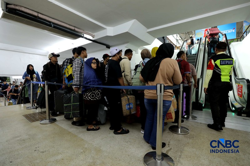 Arus balik Lebaran 2026 di Stasiun Pasar Senen, Jakarta Pusat, Kamis (26/3/2026) siang terpantau ramai. (CNBC Indonesia/Tri Susilo)