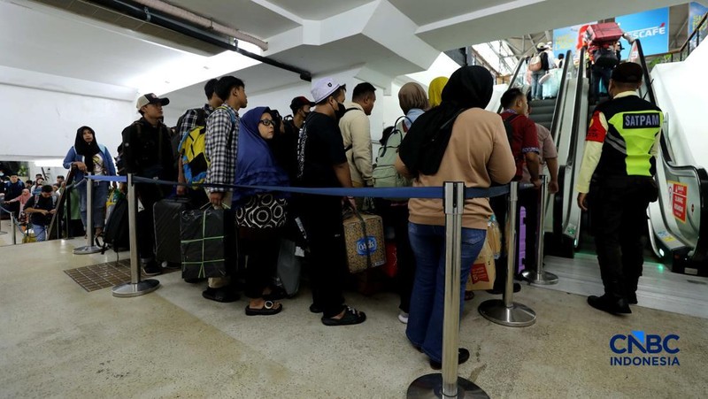 Arus balik Lebaran 2026 di Stasiun Pasar Senen, Jakarta Pusat, Kamis (26/3/2026) siang terpantau ramai. (CNBC Indonesia/Tri Susilo)
