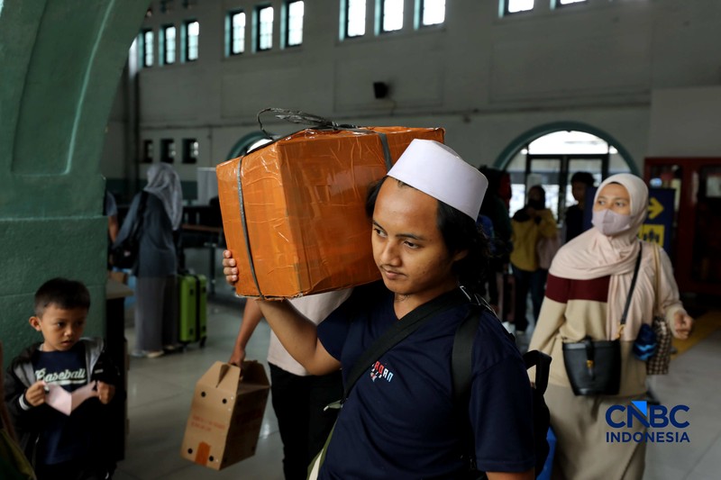 Arus balik Lebaran 2026 di Stasiun Pasar Senen, Jakarta Pusat, Kamis (26/3/2026) siang terpantau ramai. (CNBC Indonesia/Tri Susilo)