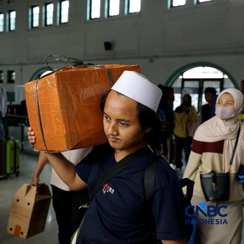 Pemudik Ramai-Ramai Panggul Kardus saat Balik ke Jakarta