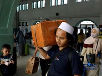 Pemudik Ramai-Ramai Panggul Kardus saat Balik ke Jakarta