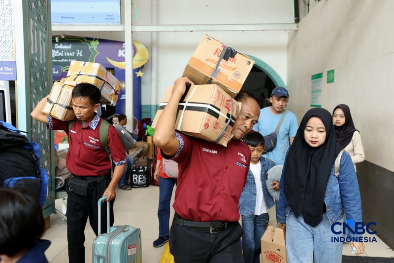 Arus balik Lebaran 2026 di Stasiun Pasar Senen, Jakarta Pusat, Kamis (26/3/2026) siang terpantau ramai. (CNBC Indonesia/Tri Susilo)