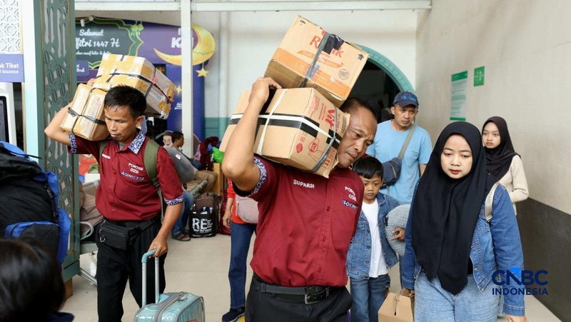 Arus balik Lebaran 2026 di Stasiun Pasar Senen, Jakarta Pusat, Kamis (26/3/2026) siang terpantau ramai. (CNBC Indonesia/Tri Susilo)