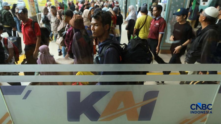 Arus balik Lebaran 2026 di Stasiun Pasar Senen, Jakarta Pusat, Kamis (26/3/2026) siang terpantau ramai. (CNBC Indonesia/Tri Susilo)