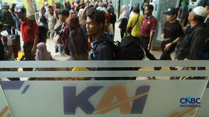 Arus balik Lebaran 2026 di Stasiun Pasar Senen, Jakarta Pusat, Kamis (26/3/2026) siang terpantau ramai. (CNBC Indonesia/Tri Susilo)