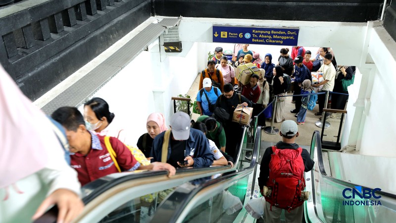 Arus balik Lebaran 2026 di Stasiun Pasar Senen, Jakarta Pusat, Kamis (26/3/2026) siang terpantau ramai. (CNBC Indonesia/Tri Susilo)