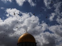 Burung-burung terbang melewati Kubah Batu pada hari umat Muslim melaksanakan salat Jumat selama bulan puasa suci Ramadhan di kompleks Al-Aqsa, yang juga dikenal oleh orang Yahudi sebagai Bukit Bait Suci, di Kota Tua Yerusalem, 27 Februari 2026. (REUT