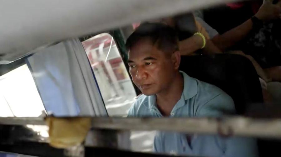 Dampak konflik Timur Tengah telah mencapai jalanan Manila, di mana seorang pengemudi jeepney bernama Joseph Orinion mengatakan bahwa kenaikan biaya bahan bakar telah secara signifikan mengurangi penghasilan hariannya. (Reuters)