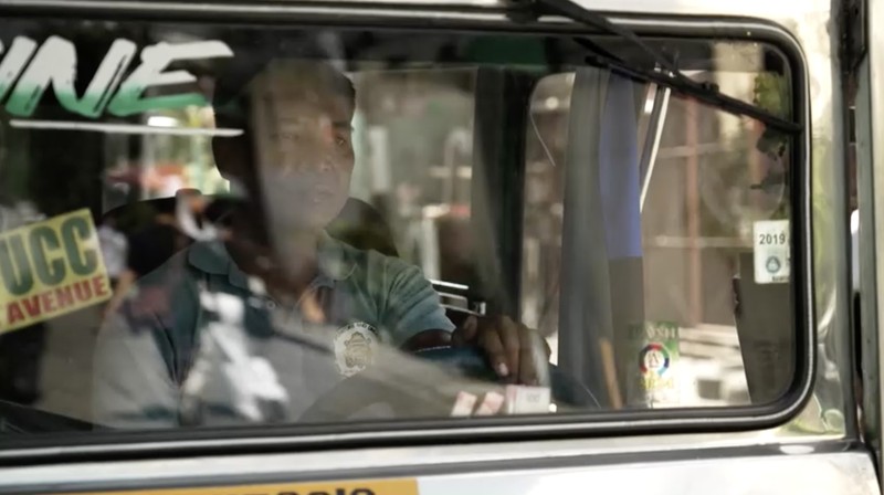 Dampak konflik Timur Tengah telah mencapai jalanan Manila, di mana seorang pengemudi jeepney bernama Joseph Orinion mengatakan bahwa kenaikan biaya bahan bakar telah secara signifikan mengurangi penghasilan hariannya. (Reuters)