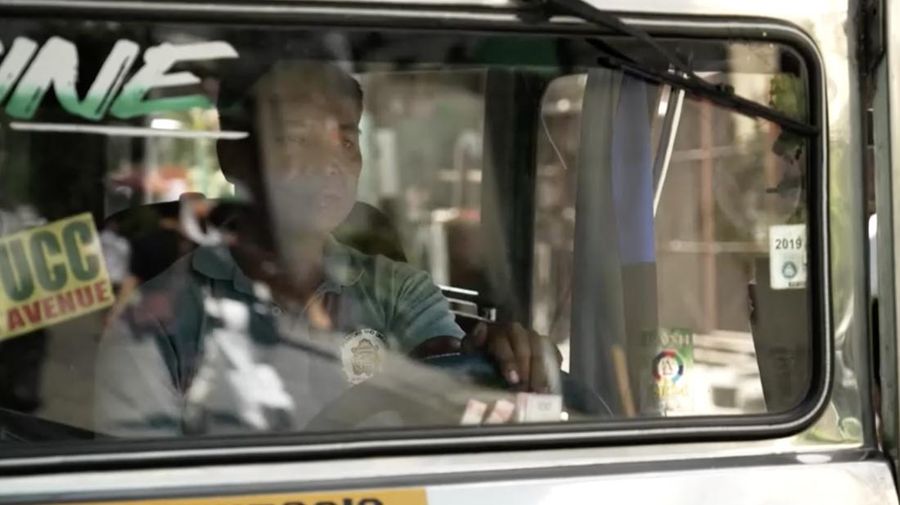 Dampak konflik Timur Tengah telah mencapai jalanan Manila, di mana seorang pengemudi jeepney bernama Joseph Orinion mengatakan bahwa kenaikan biaya bahan bakar telah secara signifikan mengurangi penghasilan hariannya. (Reuters)