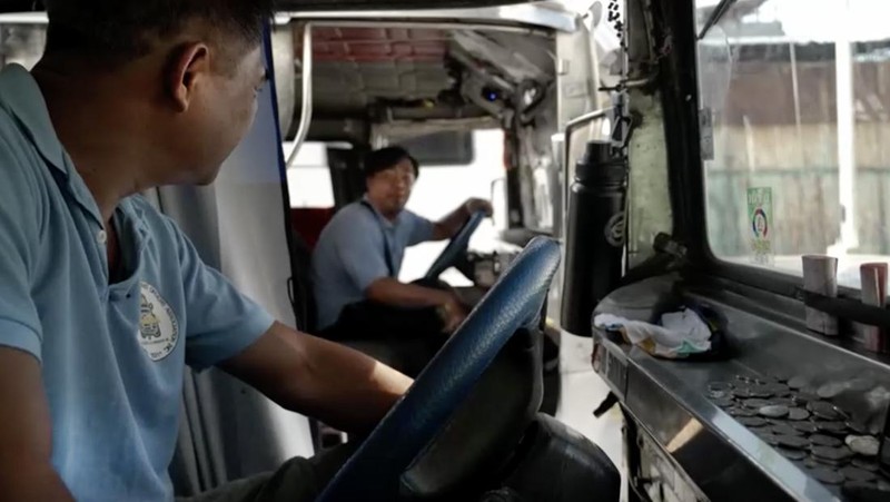 Dampak konflik Timur Tengah telah mencapai jalanan Manila, di mana seorang pengemudi jeepney bernama Joseph Orinion mengatakan bahwa kenaikan biaya bahan bakar telah secara signifikan mengurangi penghasilan hariannya. (Reuters)