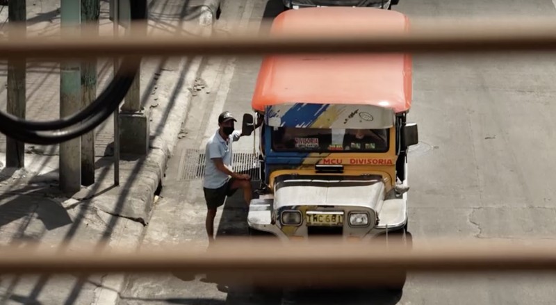 Dampak konflik Timur Tengah telah mencapai jalanan Manila, di mana seorang pengemudi jeepney bernama Joseph Orinion mengatakan bahwa kenaikan biaya bahan bakar telah secara signifikan mengurangi penghasilan hariannya. (Reuters)