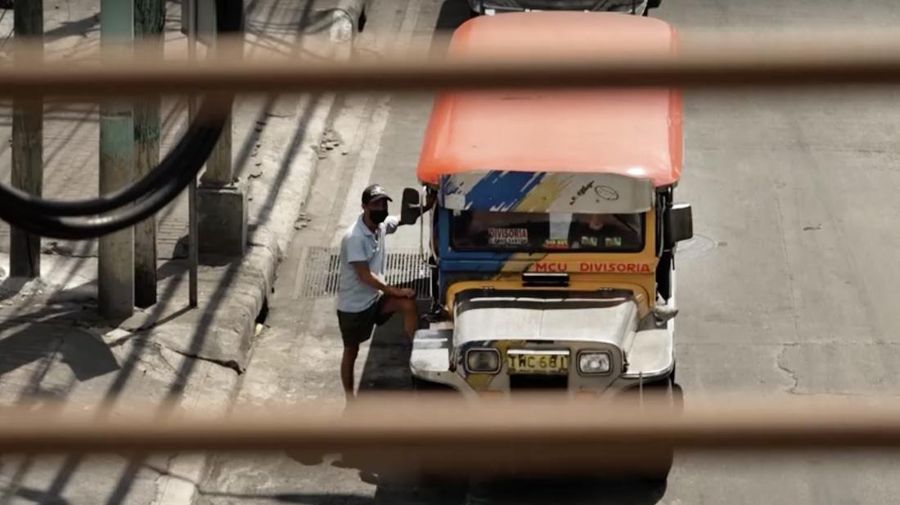 Dampak konflik Timur Tengah telah mencapai jalanan Manila, di mana seorang pengemudi jeepney bernama Joseph Orinion mengatakan bahwa kenaikan biaya bahan bakar telah secara signifikan mengurangi penghasilan hariannya. (Reuters)