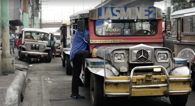 Dampak konflik Timur Tengah telah mencapai jalanan Manila, di mana seorang pengemudi jeepney bernama Joseph Orinion mengatakan bahwa kenaikan biaya bahan bakar telah secara signifikan mengurangi penghasilan hariannya. (Reuters)