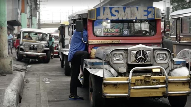 Dampak konflik Timur Tengah telah mencapai jalanan Manila, di mana seorang pengemudi jeepney bernama Joseph Orinion mengatakan bahwa kenaikan biaya bahan bakar telah secara signifikan mengurangi penghasilan hariannya. (Reuters)
