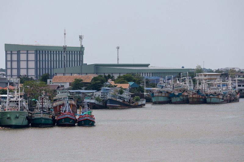 Fishermen transfer a container of catch from a trawler to a truck at a pier, as rising diesel prices have left many trawlers docked due to unprofitable operations, in Samut Sakhon province, Thailand, March 25, 2026, REUTERS/Chalinee Thirasupa     TPX IMAGES OF THE DAY